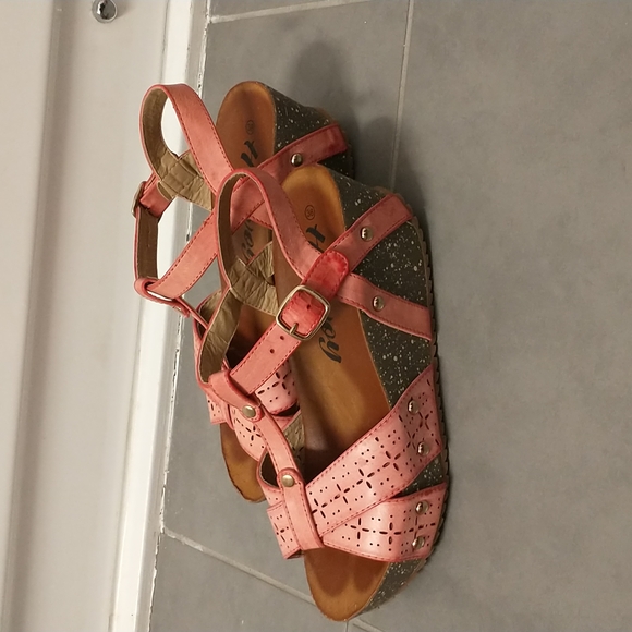 Sandal - Picture 2 of 5